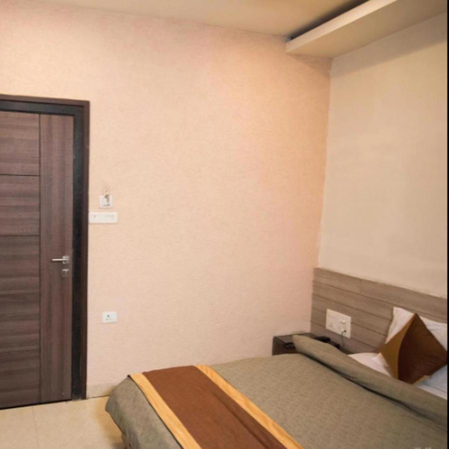 Brij Palace Hotel โบปาล ภายนอก รูปภาพ